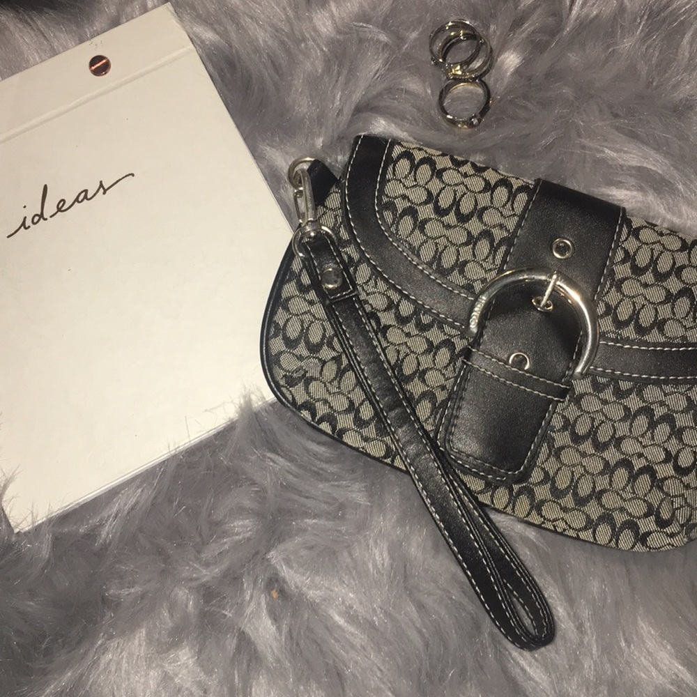 Coach wristlet ✨AUTHENTIC✨